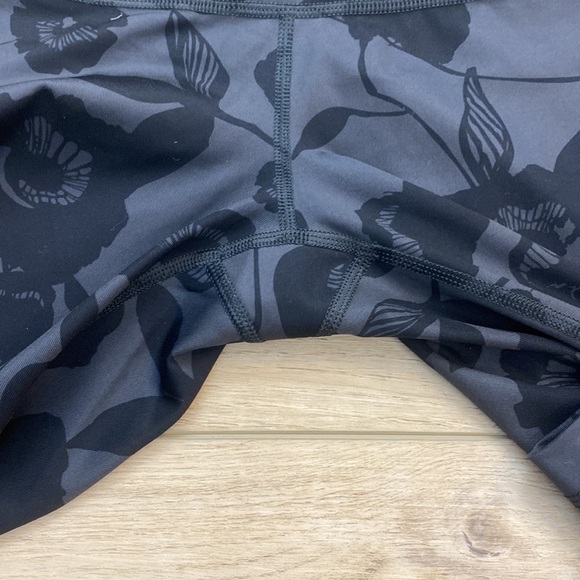 Lululemon | Brisk Bloom | Cropped Leggings - Picture 4 of 12